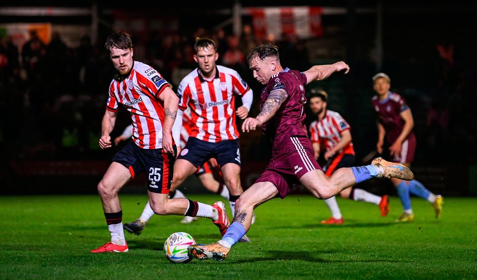 Stephen Walsh of Galway United in action against Derry City's Alex Bannon at Eamonn Deacy Park in Galway. Photo: Stephen McCarthy/Sportsfile