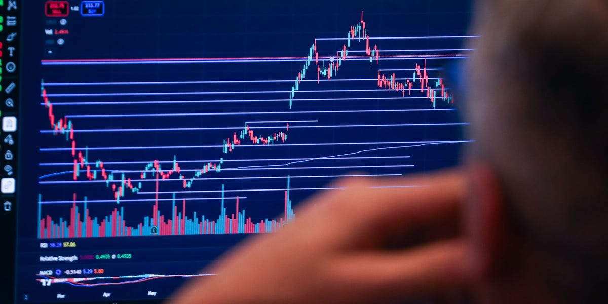 Why K-Shaped Economy Economist Is Avoiding Stocks Amid Iran-War Inflation