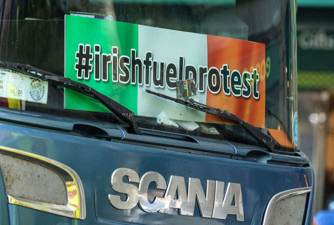 Protesters plan to turn M7 into 'Ireland's biggest car park' for solidarity march