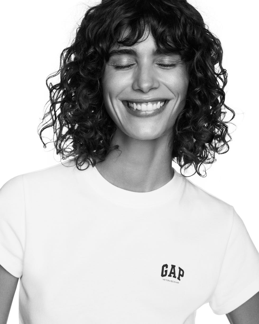 model wearing a gap tshirt with curly hair