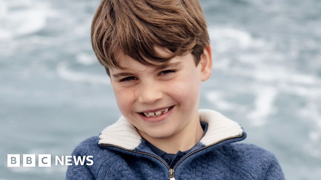 Prince Louis holiday photo released to mark eighth birthday - BBC