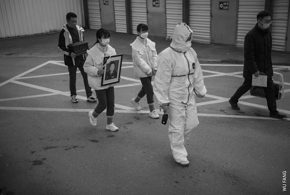 Zhizhi and Huihui carry their father’s portrait during his funeral procession. Wu Jingzhou passed away in late 2022, leaving the 72-year-old Sheng Hailin to raise their teenage daughters alone