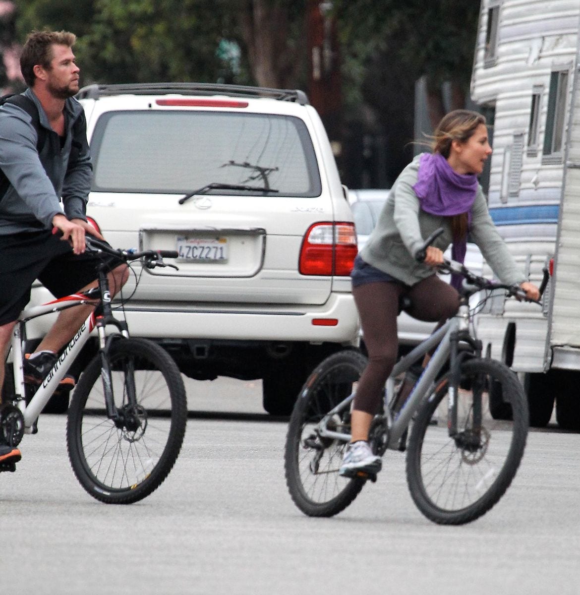Elsa Pataky and Chris Hemsworth go to train at Gold's Gym riding their bicycles.