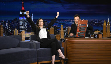 Anne Hathaway, Yahya Abdul-Mateen II Appear On Fallon's "Tonight Show"