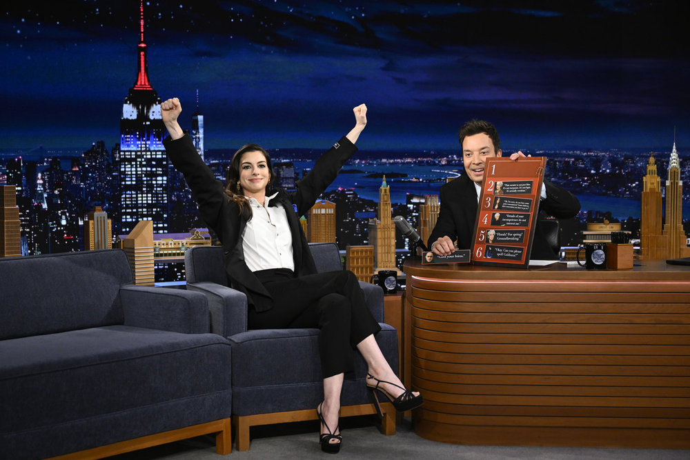 Anne Hathaway, Yahya Abdul-Mateen II Appear On Fallon's "Tonight Show"