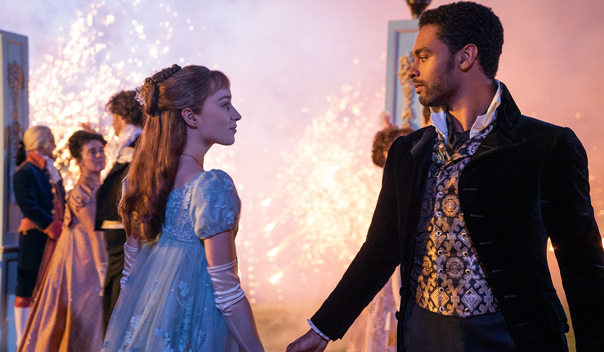 BRIDGERTON (L to R) PHOEBE DYNEVOR as DAPHNE BRIDGERTON and REGÉ-JEAN PAGE as SIMON BASSET in episode 101 of BRIDGERTON Cr. LIAM DANIEL/NETFLIX © 2020