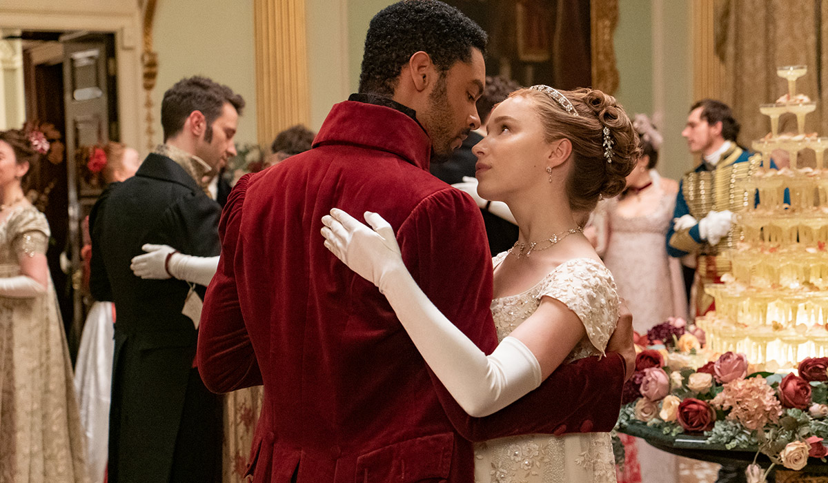 BRIDGERTON (L to R) REGÉ-JEAN PAGE as SIMON BASSET and PHOEBE DYNEVOR as DAPHNE BRIDGERTON in episode 102 of BRIDGERTON Cr. LIAM DANIEL/NETFLIX © 2020