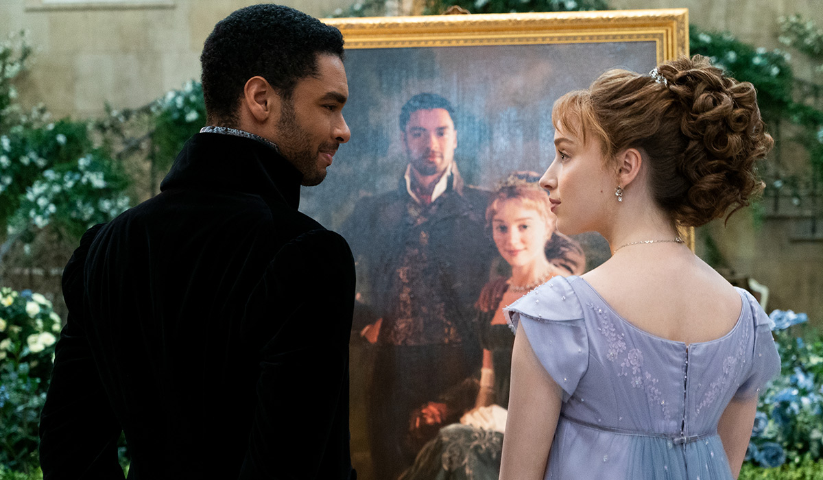 BRIDGERTON (L to R) REGÉ-JEAN PAGE as SIMON BASSET and PHOEBE DYNEVOR as DAPHNE BRIDGERTON in episode 108 of BRIDGERTON Cr. LIAM DANIEL/NETFLIX © 2020