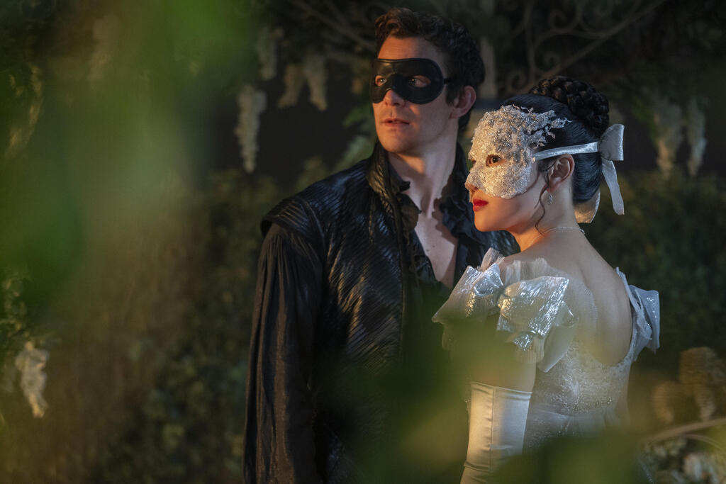 Luke Thompson and Yerin Ha as Benedict Bridgerton and Sophie (Photo: Liam Daniel/Netflix) מתוך "ברידג'רטון" עונה 4