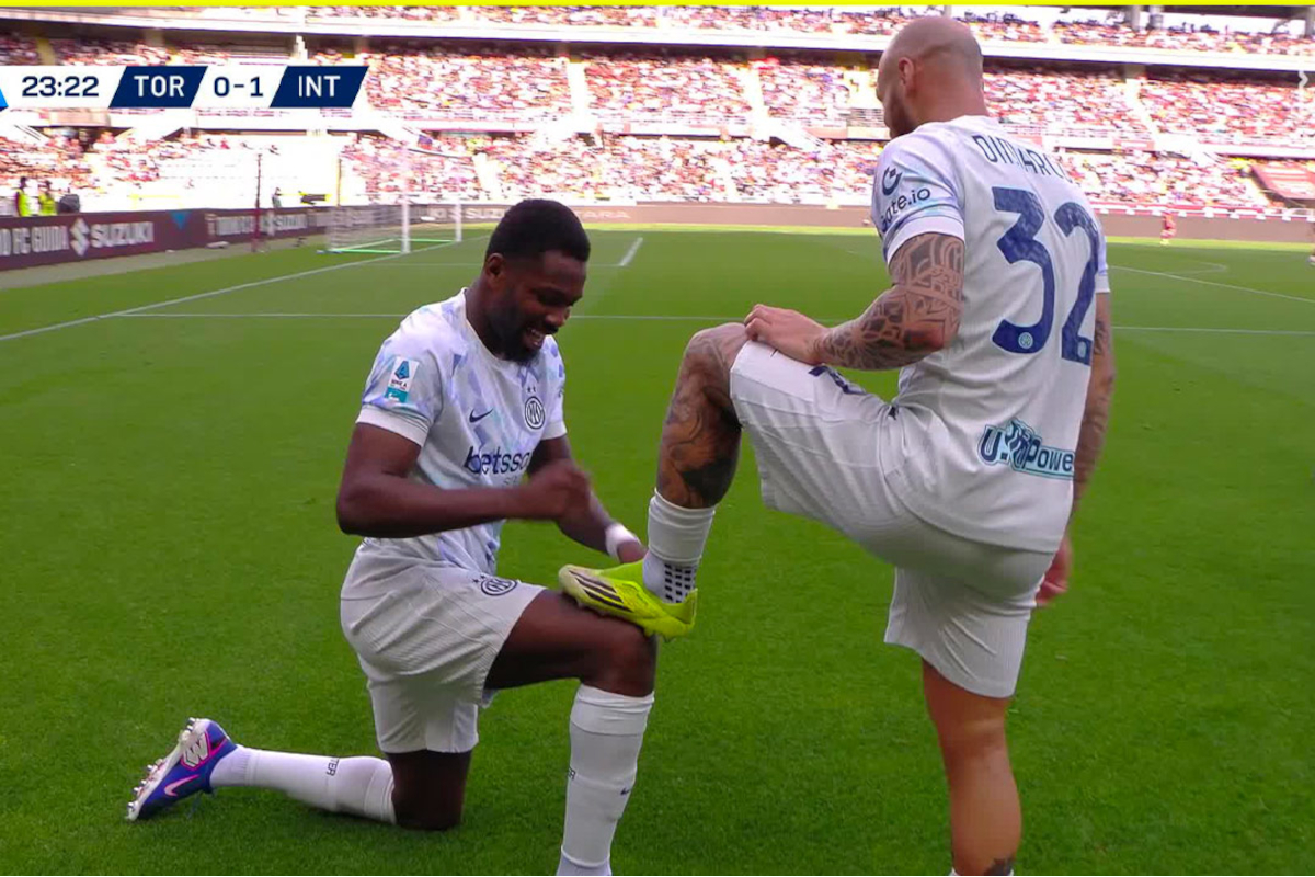 Marcus Thuram giving Federico Dimarco the shoeshine celebrating during Torino vs. Inter