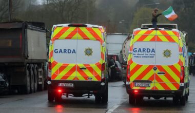 Irish police push back fuel-price protesters blocking country’s only oil refinery – POLITICO
