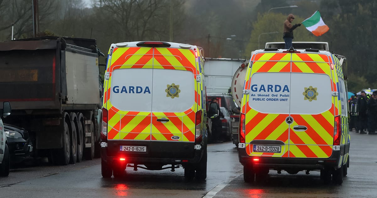 Irish police push back fuel-price protesters blocking country’s only oil refinery – POLITICO