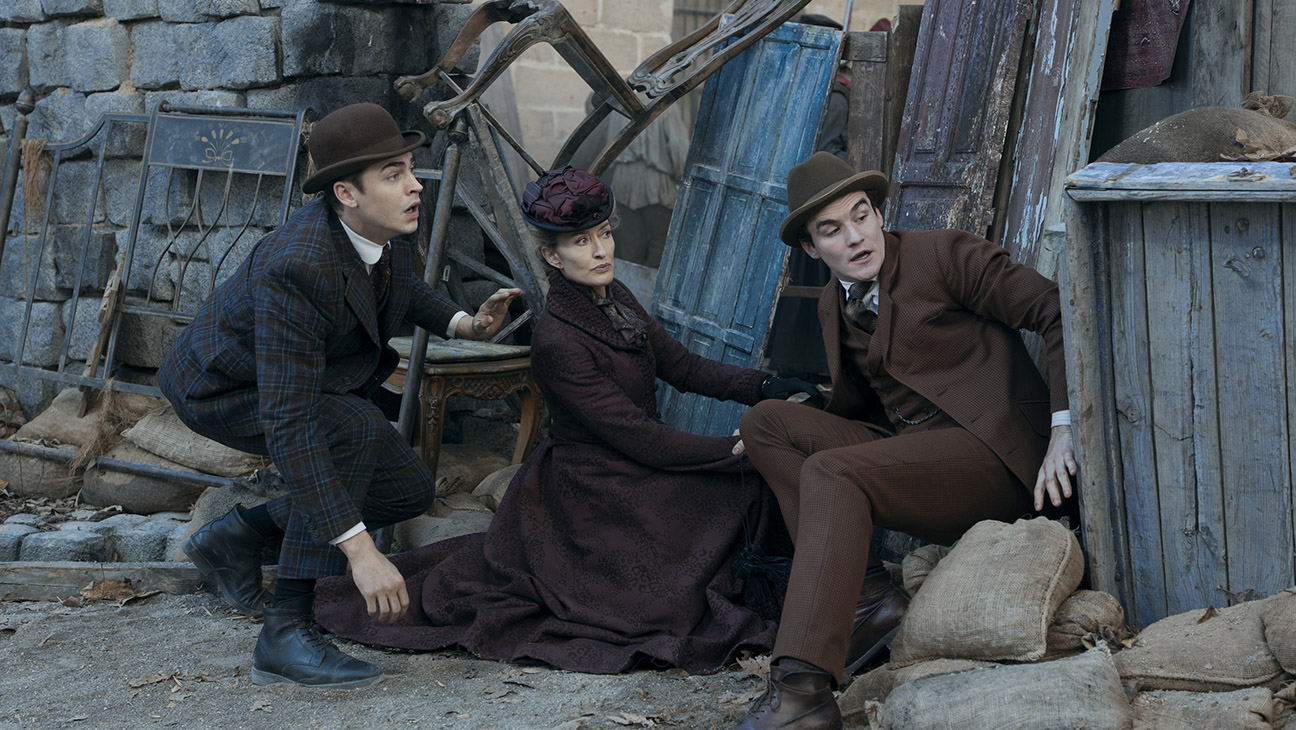 Hero Fiennes Tiffin, Natascha McElhone, Dónal Finn in Young Sherlock