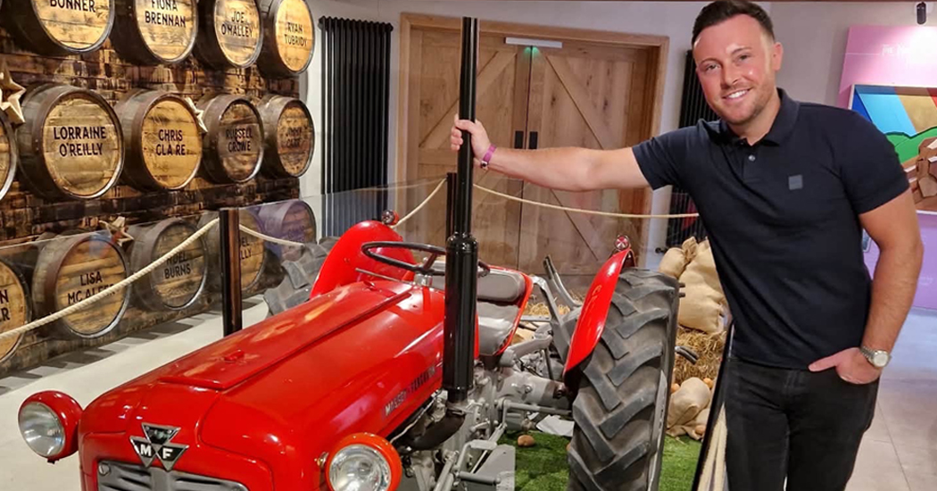 Nathan Carter rocks by Muff!