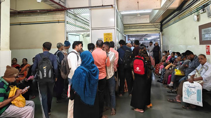 Photo of a corridor in Nair Hospital crowded with people.