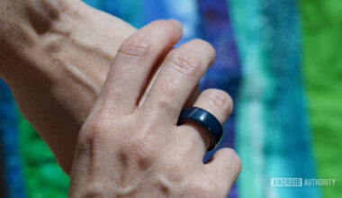 An Oura Ring user wears a ceramic model in Midnight.