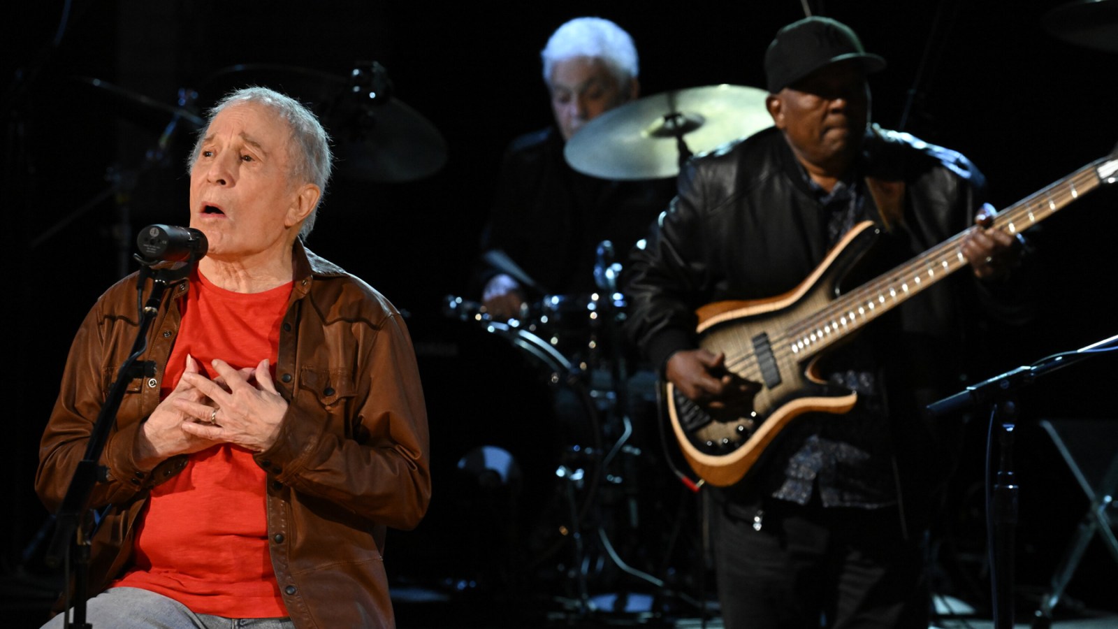 Watch Paul Simon Play 'Something So Right' for First Time in 33 Years