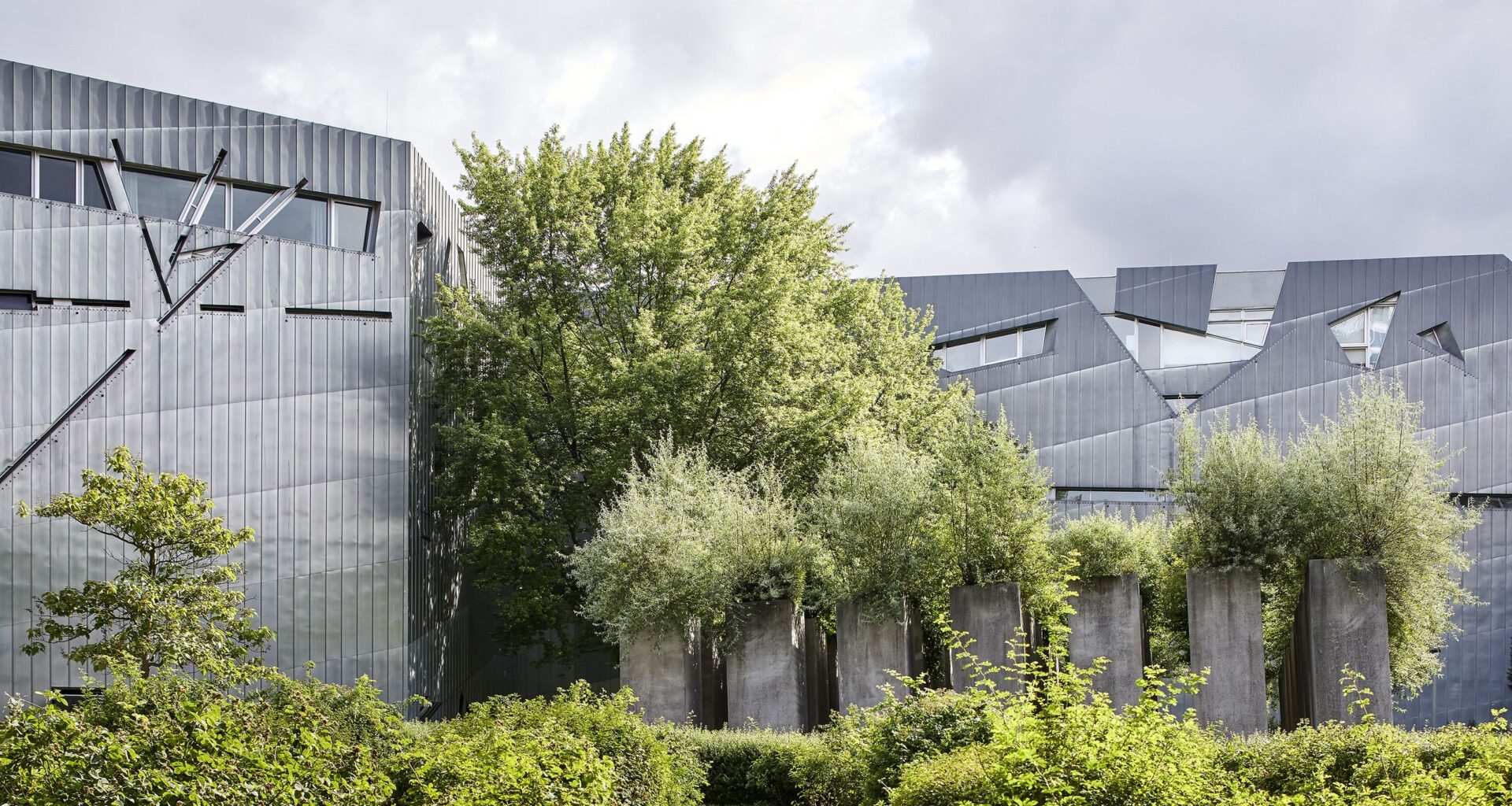 Daniel Libeskind's architecture: a guide to the deconstructivist