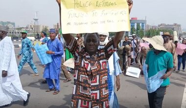 Retire-police-officers-protesting