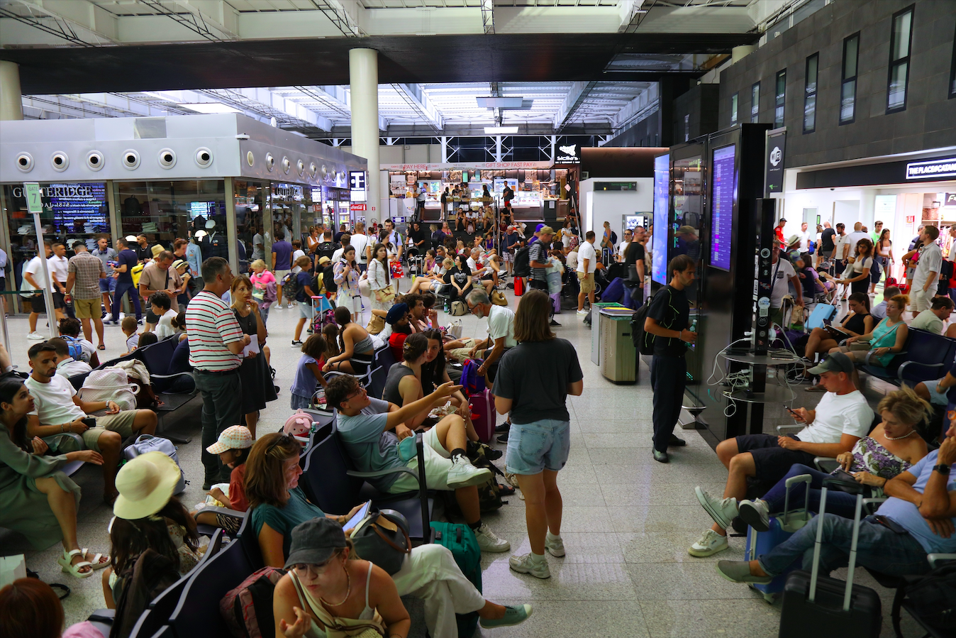 Thousands stranded as 1,475 flights delayed and 172 cancelled across Europe « Euro Weekly News