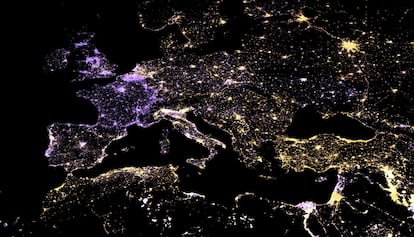 El mapa muestra las tendencias lumínicas en Europa y partes de África y Asia. En azul, zonas donde la iluminación ha descendido desde 2014. En amarillo, donde ha aumentado. Las blancas, como el delta del Nilo y la megalópolis de El Cairo, indican los dos procesos en paralelo.