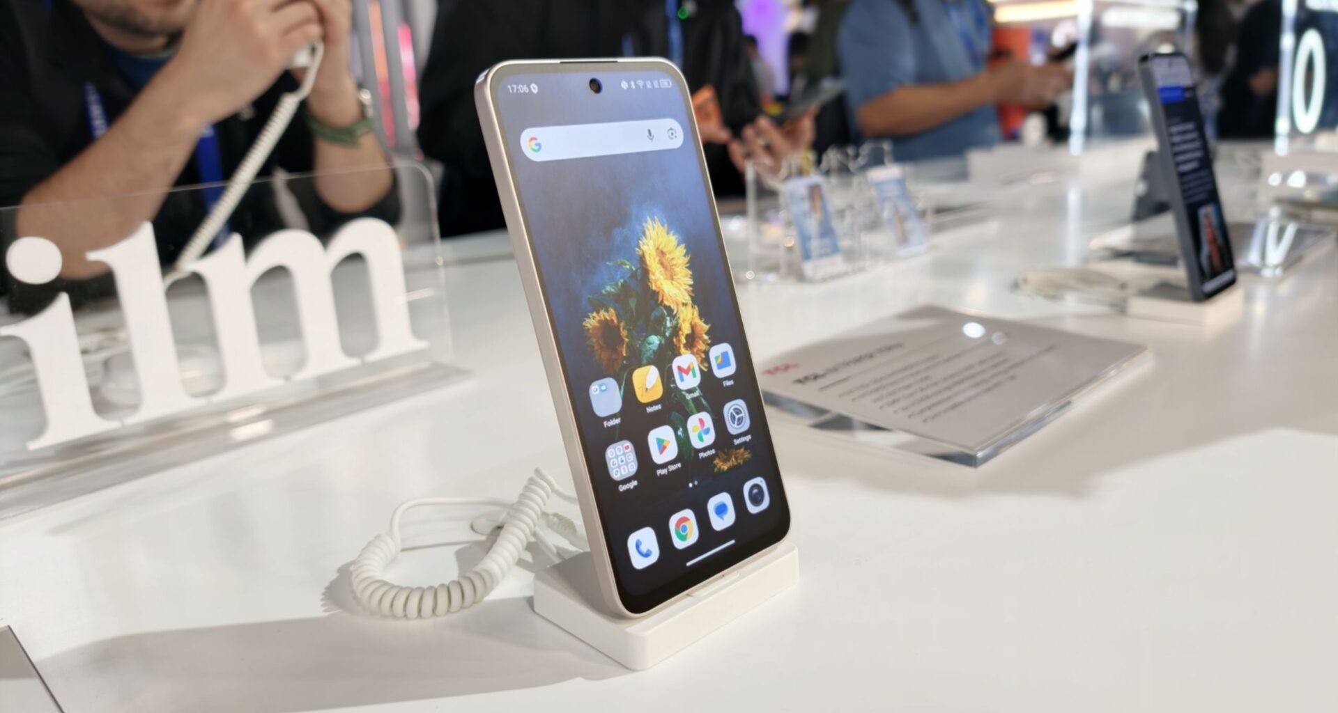 Wait no more: TCL's e-paper NXTPAPER 70 Pro is at T-Mobile for cheap