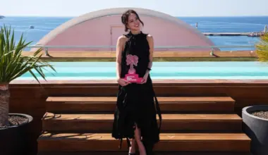 Jisoo poses with the Rising Star Award at Canneseries in southern France on April 24, 2026.