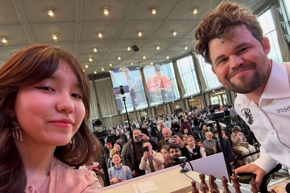 Kazakhstan’s 18-year-old grandmaster Alua Nurman takes a selfie with the world’s No 1 chess player Magnus Carlsen.