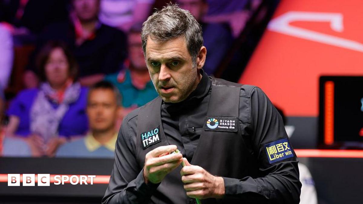 Ronnie O'Sullivan playing in the final of the 2025 World Snooker Championship