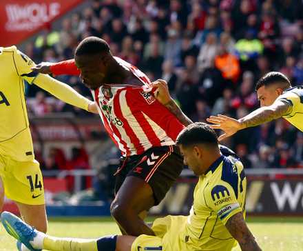 Archie Gray in action for Tottenham against Sunderland