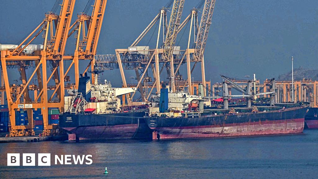 United Arab Emirates to quit oil cartel Opec - BBC
