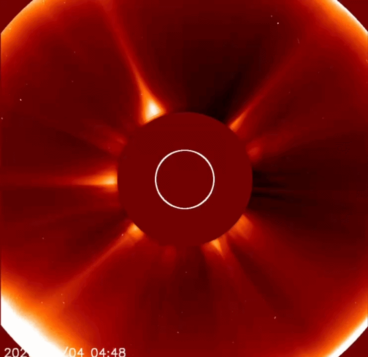 gif animation showing a bright white light streaking toward the sun - this is comet maps.