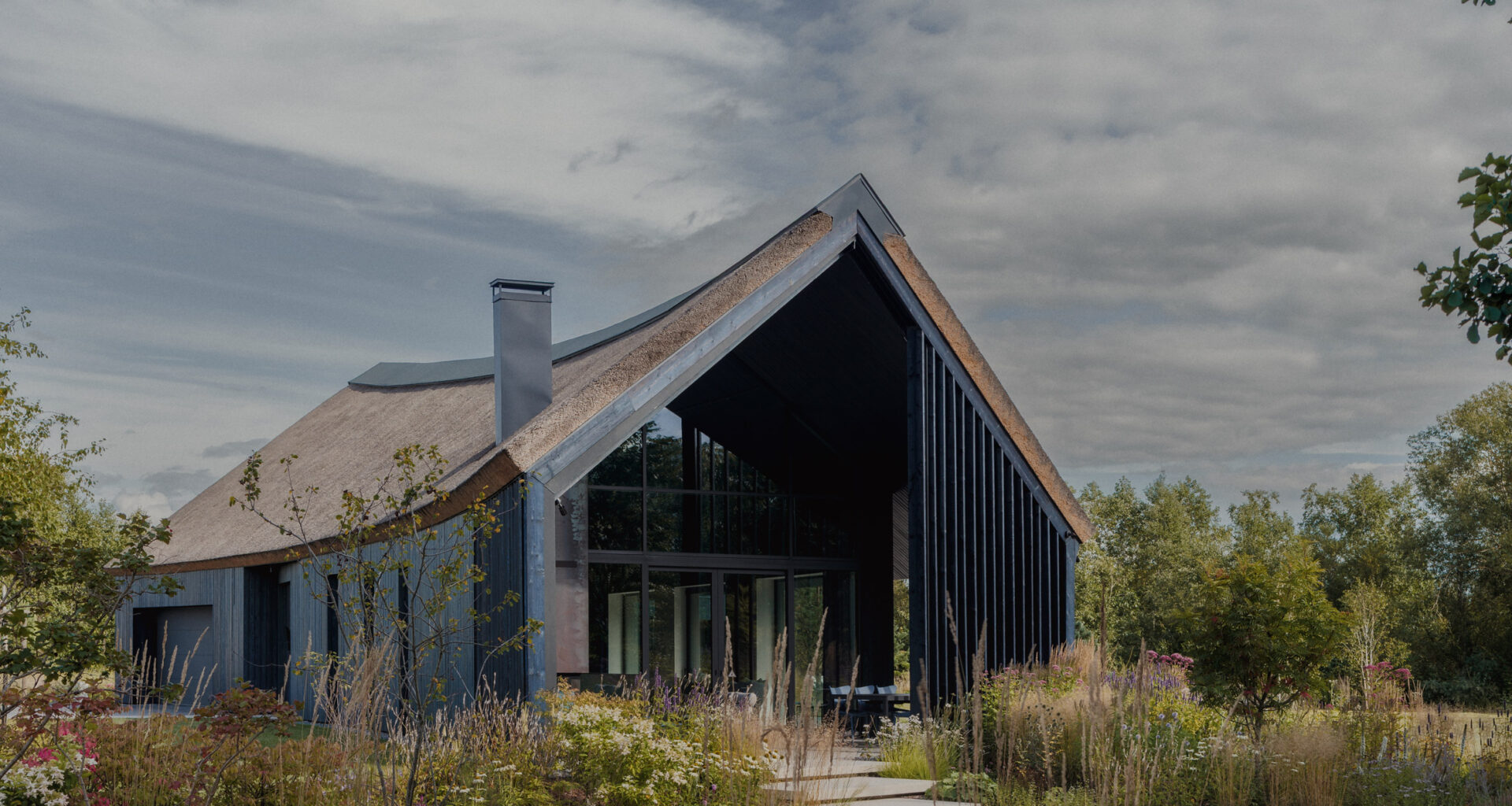 OAD tops barn-like summer home with thatch roof