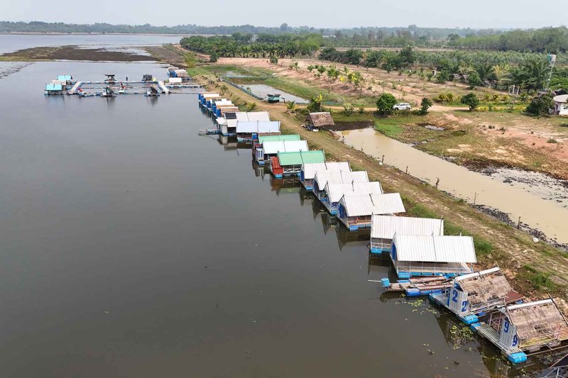 Rafts at Nong Han in Tha Uthen district of Nakhon Phanom have been sitting idle for nearly two months. Pattanapong Sripiachai