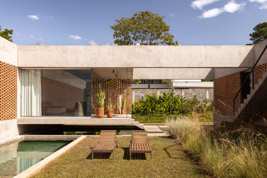 Courtyard at a Brazilian house by Bloco Arquitetos