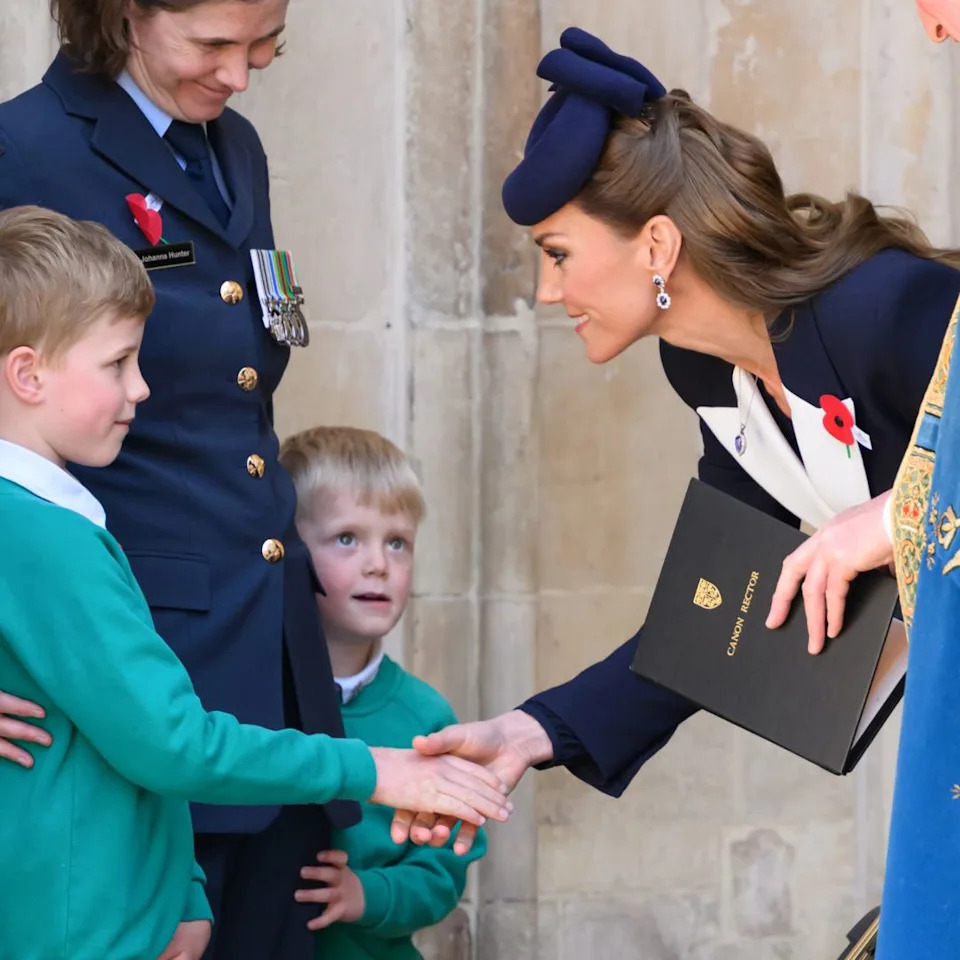  Kate Middleton shocks two young royal fans on Anzac Day. 