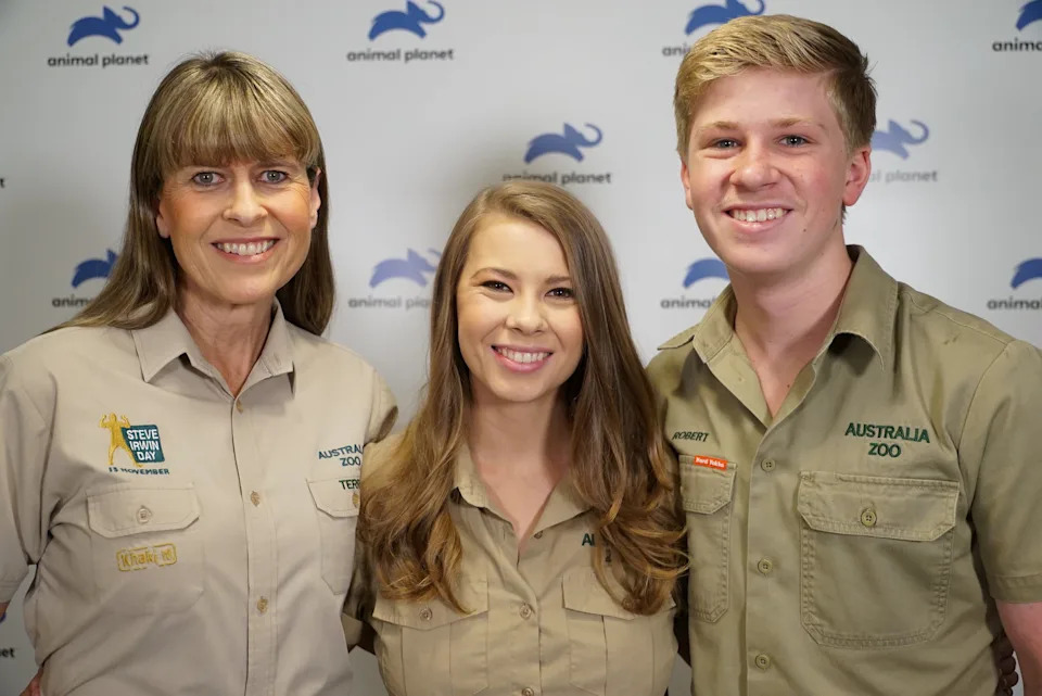 Bindi Irwin with mother Terri and brother Robert at the launch of their family show in London in 2018. / Will Russell/Reuters