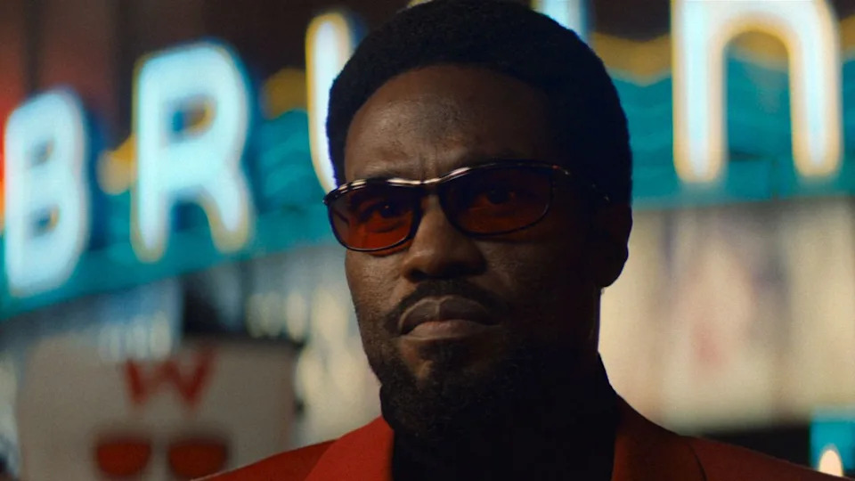  Simon Williams (Yahya Abdul-Mateen II) attends the premiere of his movie on Wonder Man. 