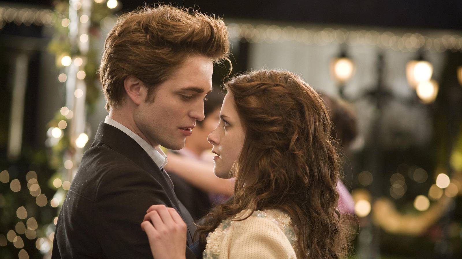 20 Years Later, Twilight's Robert Pattinson Just Noticed A "Strange" Acting Choice For One Edward Cullen's "Vampiric Thing"