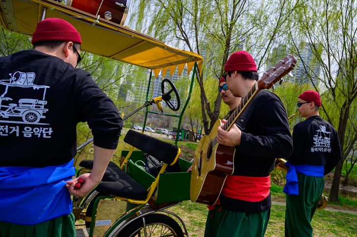 Dongmi Bicycle Club prepares for a performance at Han River Park in Seoul during an interview with The Korea Times, April 3. Korea Times photo by Choi Won-suk