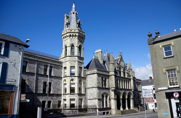 Man who overpowered and sexually assaulted teenage girl in alleyway jailed for six years - The Journal