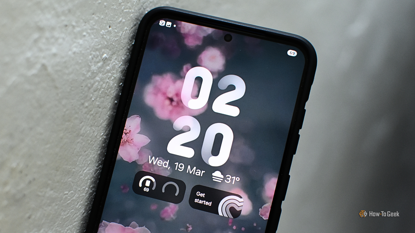 Picture of the Galaxy S25's screen showcasing the always-on display.