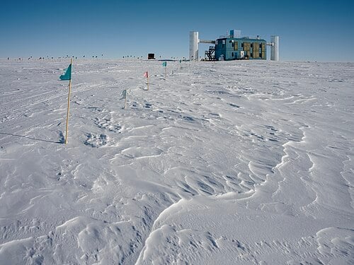 The IceCube Neutrino Observatory at the South Pole, 2023. IceCube Collaboration / NSF. CC BY-SA 4.0.