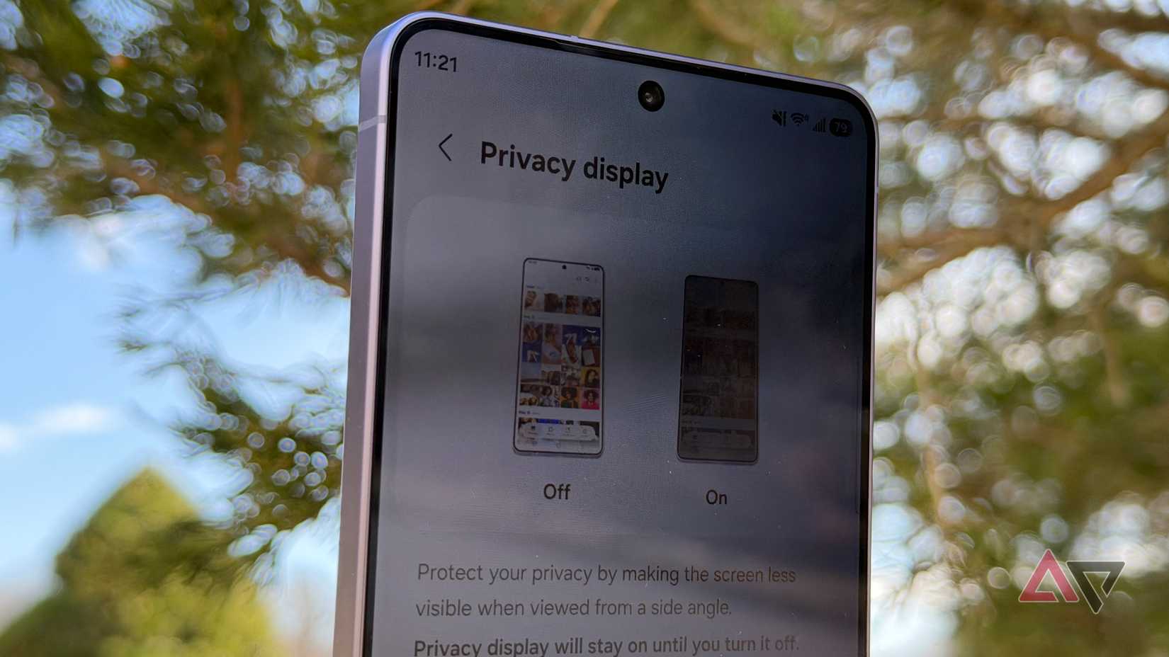 Samsung Galaxy S26 Ultra Privacy Display on in sunlight