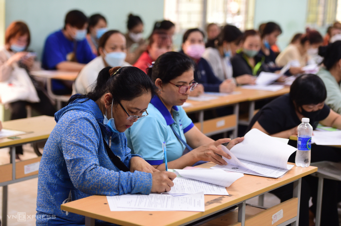 Workers apply for unemployment benefits at the Ho Chi Minh City Employment Service Center. Photo by VnExpress/Thanh Tung.