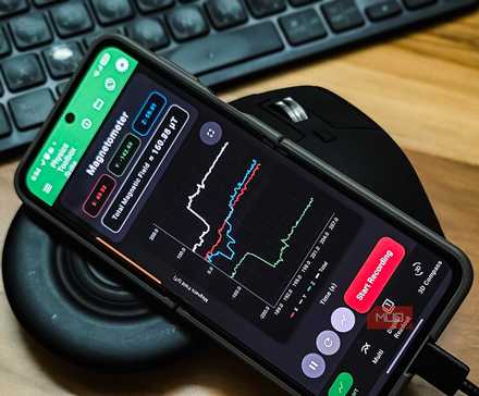 magnetometer tool open on a Samsung Galaxy Z Flip 6