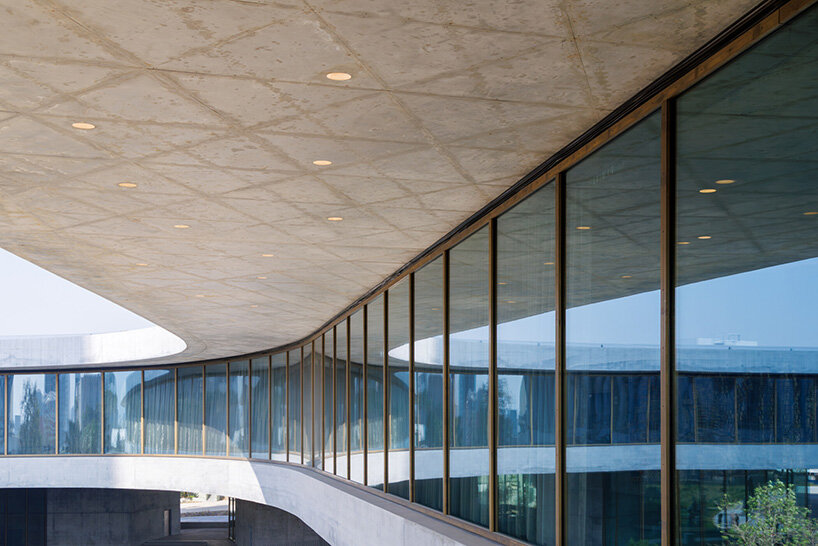 peter zumthor's david geffen galleries open at LACMA as a sweeping glass-and-concrete arc - 6