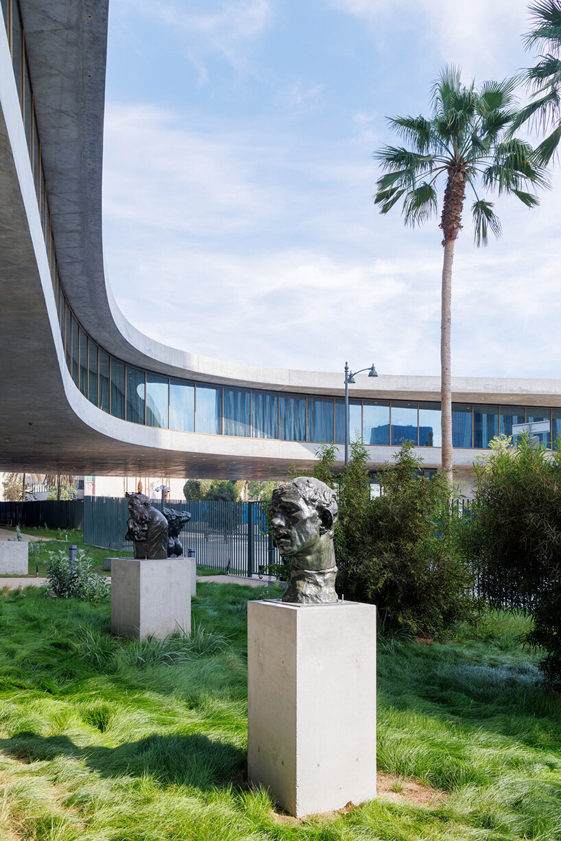 peter zumthor's david geffen galleries open at LACMA as a sweeping glass-and-concrete arc - 3