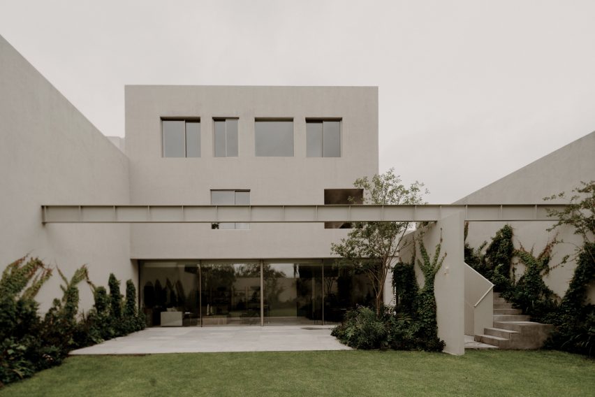 Cube-shaped concrete house