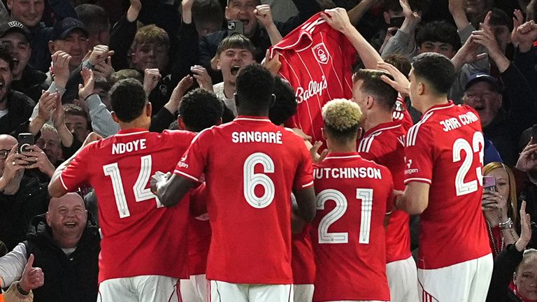 Nottingham Forest players pay tribute to Elliot Anderson after the loss of the midfielder's mother